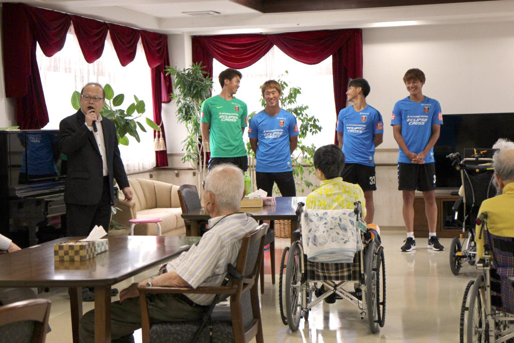 浦和レッズ新人選手研修を、介護付有料老人ホーム「アンサンブル浦和」で行いました！